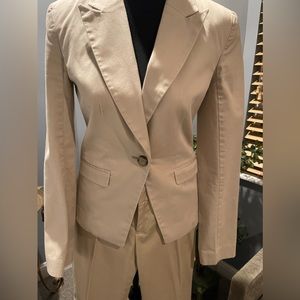 2 pieces suit jacket and pants. Size 2. Beige color. Mossino stretch.